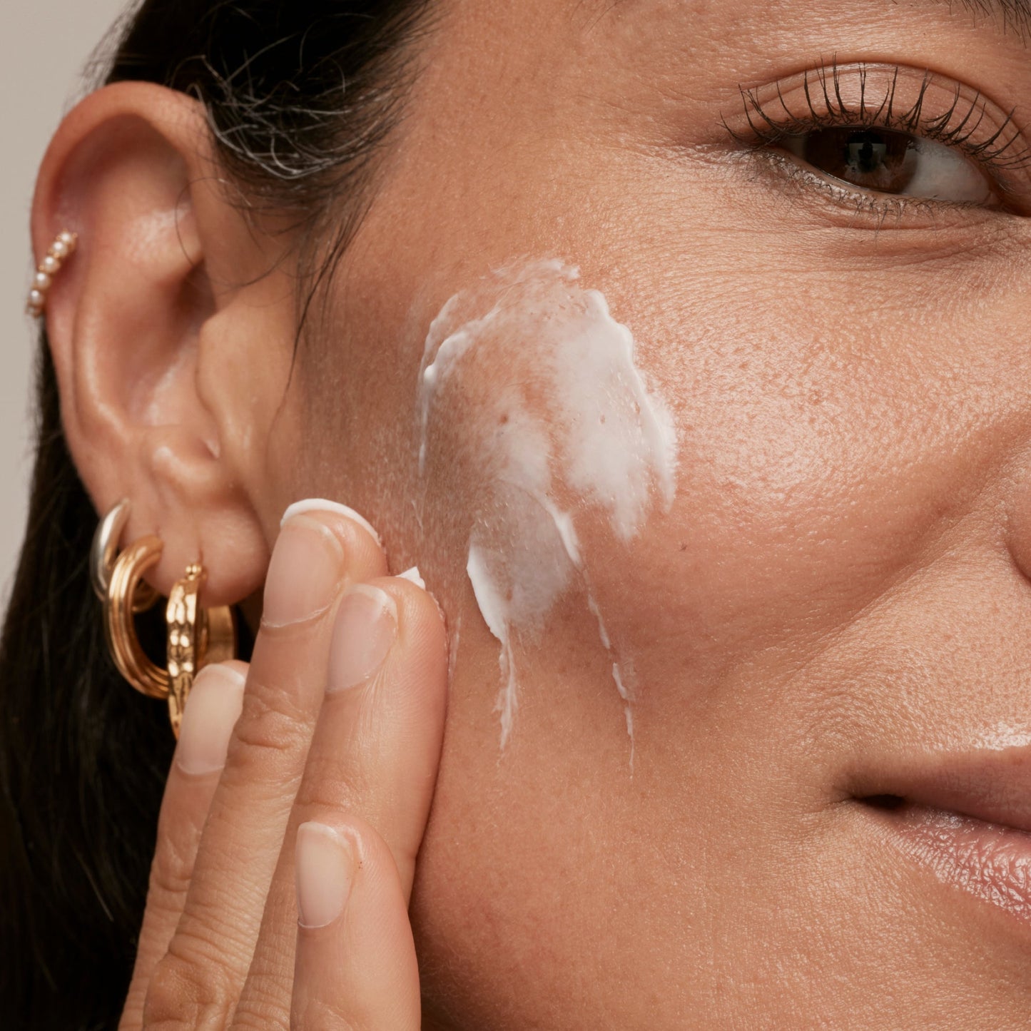 simple-skincare-cleanser-and-ceramide-moisturizer-duo-i3 INKEY_DTC_Bio-ActiveCeramide_Ppage_Model_02_dd0fc443-e441-4e82-ac65-ebe93c1b6365_1.jpg